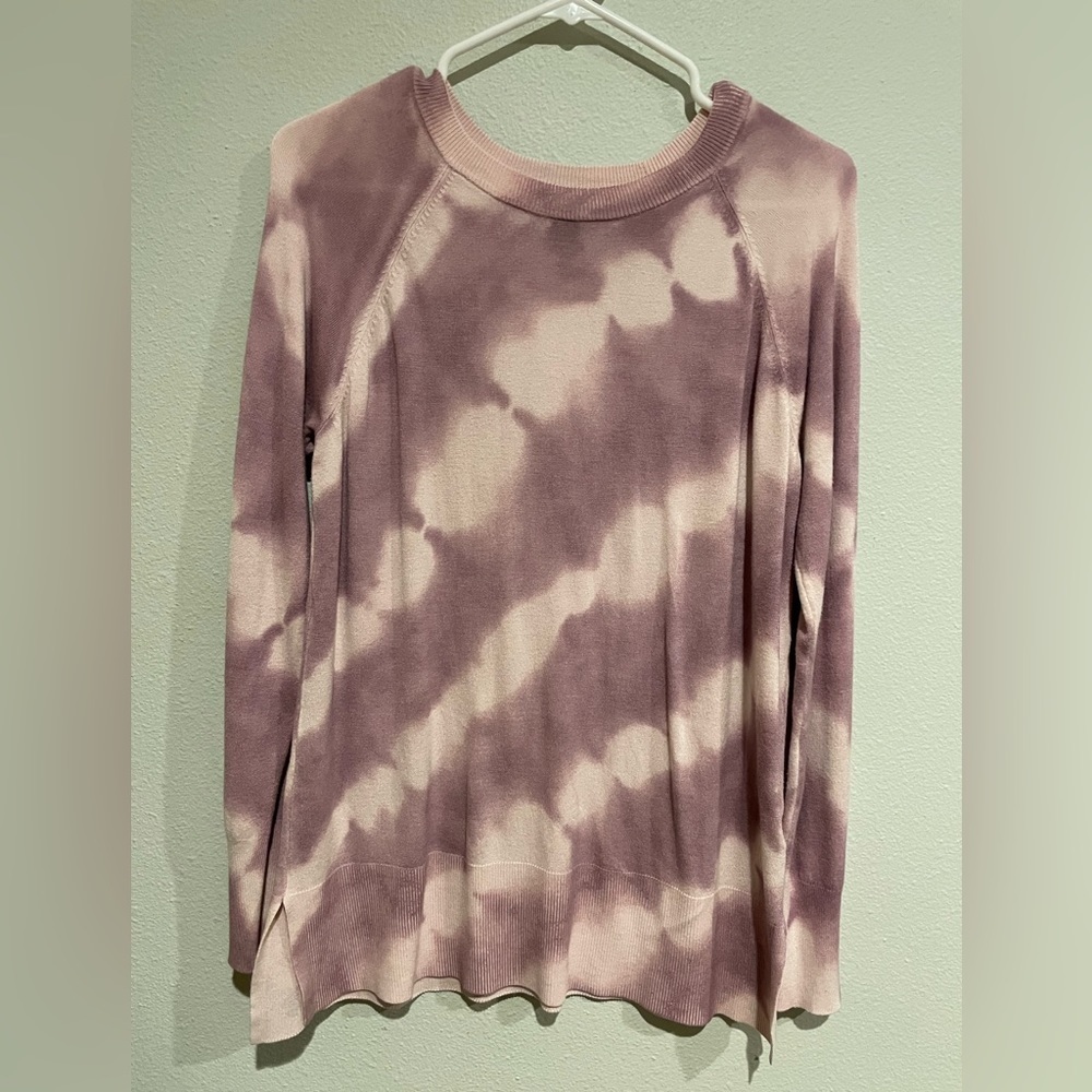 Marled tie dye long sleeve shirt with side slits. Size M